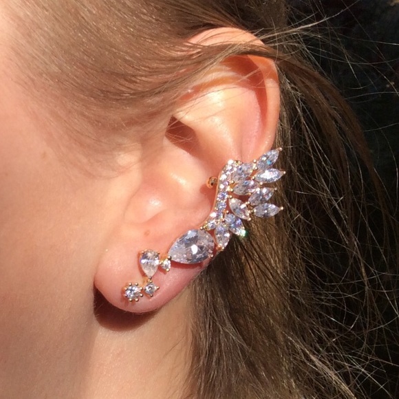 Jewelry - 🛍3/$15 SALE. NIP EARCUFF PIERCED EARRING SET